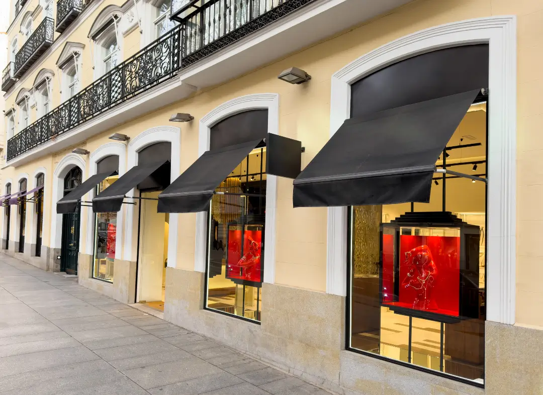 Façade vitrine de magasin en aluminium sur mesure à Wasquehal